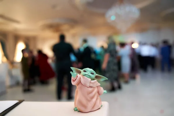 Mayo, 2021: Exposición de Baby Yoda, una figura de acción. Star Wars —  Fotos de Stock