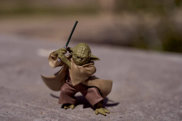 Mayo, 2021: Exposición del Maestro Yoda, una figura de acción, de pie sobre roca gris. Figuras Star Wars —  Fotos de Stock