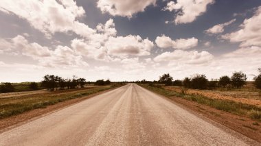 Bulutlara giden yol. Yaz manzarası. Yüksek kalite fotoğraf