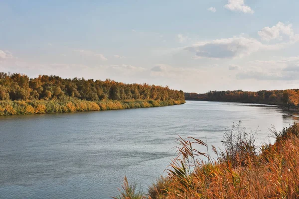 Kazakistan, Uralsk. Sonbaharın başında Ural Nehri manzarası. Yüksek kalite fotoğraf