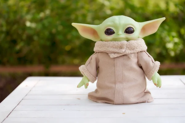 Ιούνιος 2021: Επίδειξη του Baby Yoda, μια φιγούρα δράσης. Πόλεμος των άστρων Εικόνα Αρχείου
