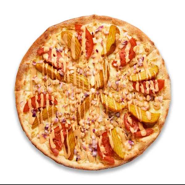 Mała pizza z kiełbaskami i frytkami na białym tle. Widok z góry Bardzo wysokiej jakości zdjęcie. — Zdjęcie stockowe