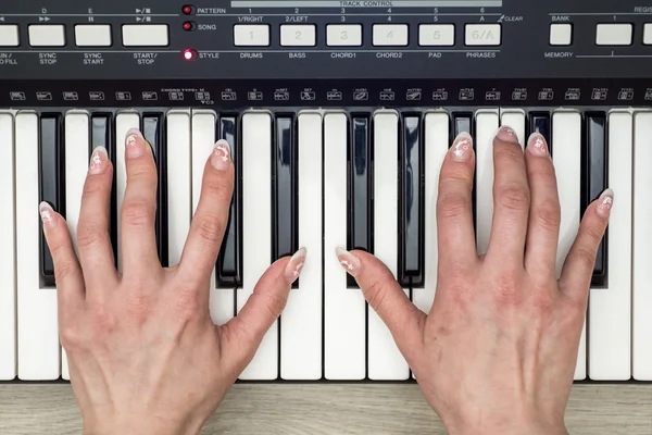 Kvinna hand spelar en Midi controller keyboard synthesizer närbild — Stockfoto