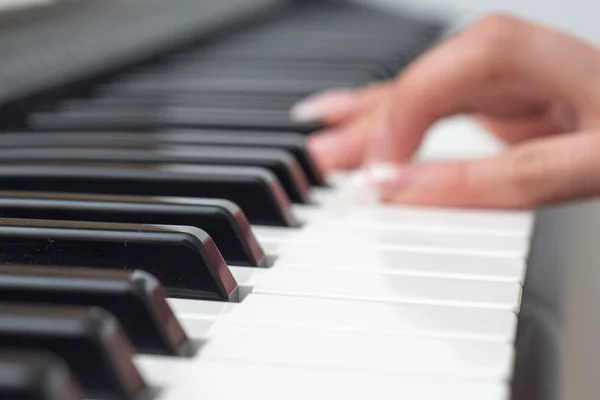 Mulher desfocada mão tocando MIDI controlador sintetizador de teclado de perto — Fotografia de Stock