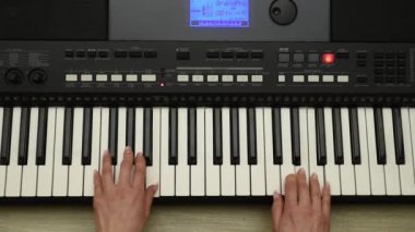 Kadın el synthesizer üzerinde oynarken, en iyi Görünümü Kapat