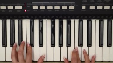 Kadın el synthesizer üzerinde oynarken, en iyi Görünümü Kapat