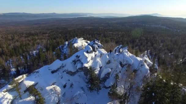 Topo aéreo da visão do mundo do montanhista masculino no inverno — Vídeo de Stock