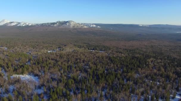 Letecký pohled na zimní Taganay hory Ridge — Stock video