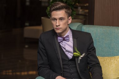 Koltukta oturan kendine güvenen genç işadamı