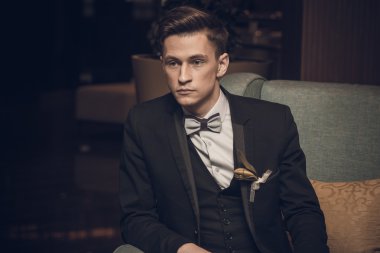 Koltukta oturan kendine güvenen genç işadamı