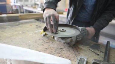 Metal işleme sanayi ortamında çalışan açı değirmeni ile mu