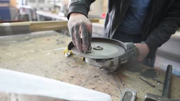 Εργαζόμενος με γωνία αλεστικό μηχάνημα κάνει κατεργασία μετάλλων σε βιομηχανικό περιβάλλον — Αρχείο Βίντεο