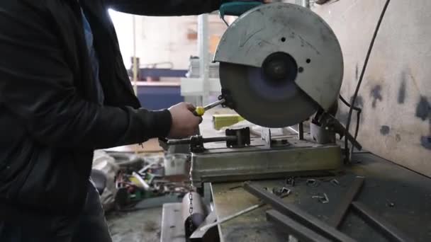 Trabajador con amoladora angular hace metalurgia en entorno industrial — Vídeos de Stock
