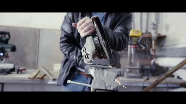 Werknemer met haakse slijper doet metaalbewerking in industriële omgeving — Stockvideo