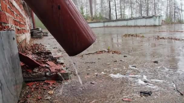 Acqua piovana che scorre dal primo piano del tubo di scarico — Video Stock