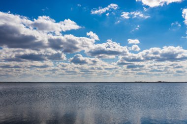 Mavi Göl su ve gökyüzü güzel bulut