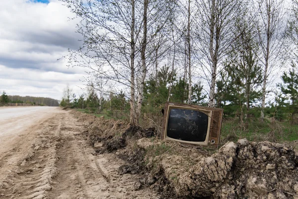 Old analog discarded television set in the forest — Stock Photo, Image