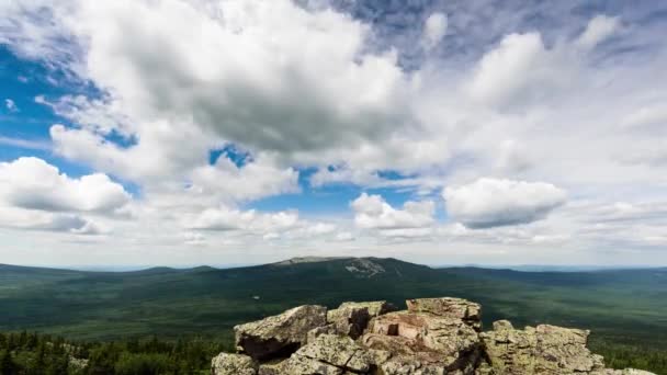 Облака над вершинами. Панорама. Расписание, Южный Урал, Россия. UltraHD 4K — стоковое видео