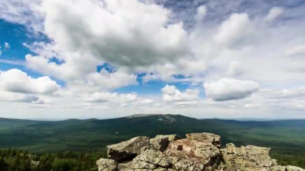 As nuvens sobre os picos. Panorama. TimeLapse, South Urais, Rússia. UltraHD 4K — Vídeo de Stock