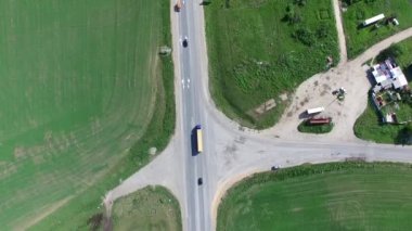 Uçan dikey olarak 4 k yolda araba araba yukarıda. Üst her iki tarafında yeşil alanları ile kırsal üzerinde sürüş araba aracın hava atış