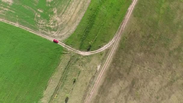 Campos verdes e amarelos e auto-estrada. Vista aérea superior — Vídeo de Stock