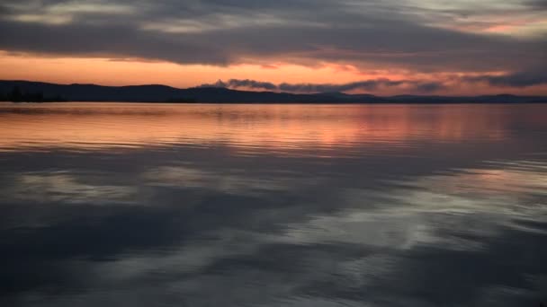 Ένα όμορφο ηλιοβασίλεμα πάνω από τη λίμνη — Αρχείο Βίντεο