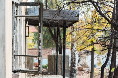 Kirli ve kırık cam, açık havada ateş. Terk edilmiş bir madende karabaş şehrin.