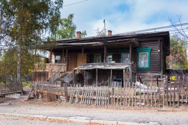 Varoşlarda küçük Rus Ahşap ev