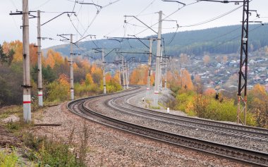 Uzağa uzanan demiryolu rayları