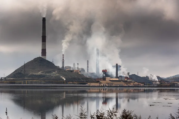 Paysage industriel à Karabash, région de Tcheliabinsk, Russie — Photo