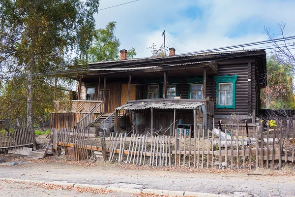 小俄罗斯木的家在郊区 — 图库照片