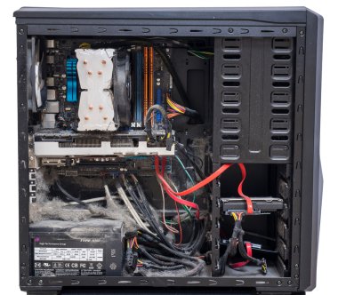 Eski, tozlu ve non-çalışma bilgisayar, tedarik ve veri kabloları ana bileşenleri. izole