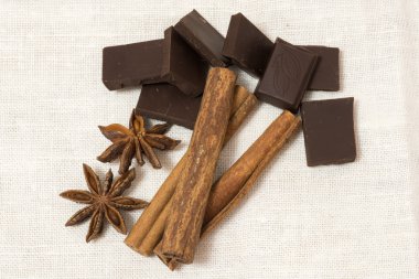 Çikolata, tarçın sopa ve anason yıldızlı