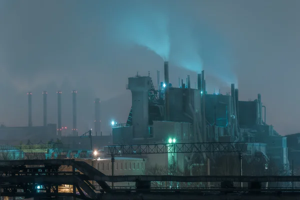 Deel van grote olieraffinaderij in een mistige volle maan nacht — Stockfoto