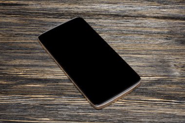 eski ahşap masa üzerinde izole ekran siyah akıllı telefon