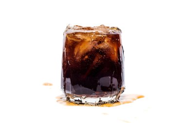 Buzlu bir bardak kola.