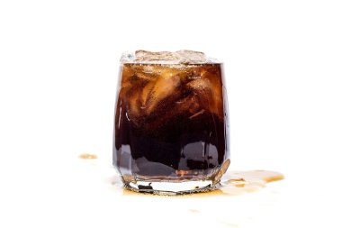 Buzlu bir bardak kola.