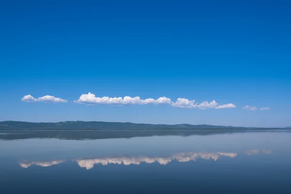 Die Spiegelung des Himmels auf dem See — Stockfoto