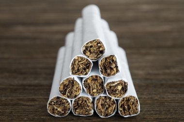 Sigara eski ahşap masa üzerinde piramit