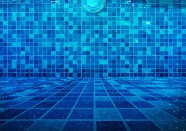 Yüzme havuzunun dibinde, su altı aydınlatma mavi karoları olan temiz su.