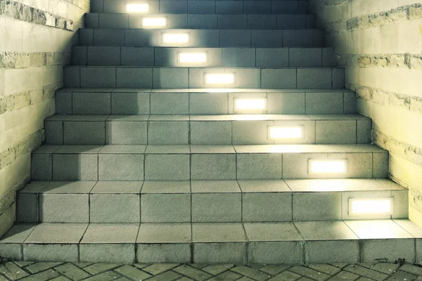 Treppenhaus mit Lampen — Stockfoto