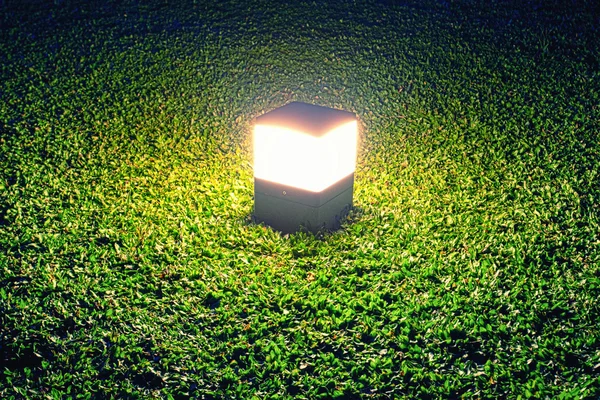 Lâmpada na cena da noite de grama — Fotografia de Stock