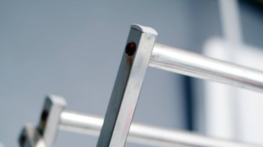 Paslanmaz Çelik Çubuklardan yapılmış ve arka planı bulanık bir çamaşır ipine yakın çekim