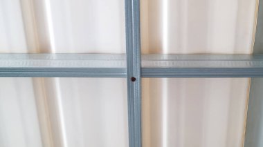 Metal Çerçevenin Beyaz Panellerle Yakın Çekimi