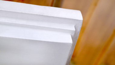 Beyaz Boyalı Beton Kaplama Kenarının Yakın Çekimi