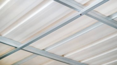 Beyaz Köşeli Köşe Panelleri ile Metal Tavan Izgarası