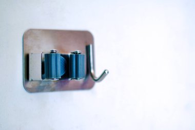 Mavi Lastik Yuvarlaklı Gümüş Duvar Kancası