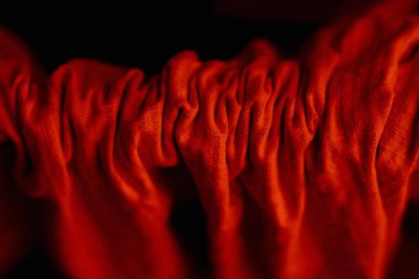 Çarpıcı Aydınlatma Dokusuna sahip Kırışık Kırmızı Kumaşın Yakın Çekimi