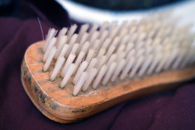 Kumaşın Üzerinde Beyaz Tüylü Eski Ahşap Fırçanın Yakın Çekimi