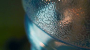 Mavi Plastik Su Şişesinin Macro Fotoğrafı Karanlık Bir Arkaplana Karşı Karmaşık Örnekler